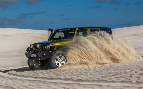 Kinh nghiệm chạy xe ô tô trên cát